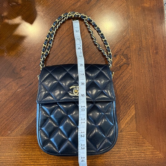 CHANEL Vintage Classic quilted lambskin navy handbag. Circa 1989-1991 - Picture 7 of 16